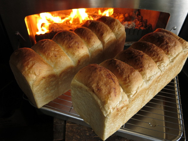 薪で焼くパン作りが料理体験コースで学べます。
