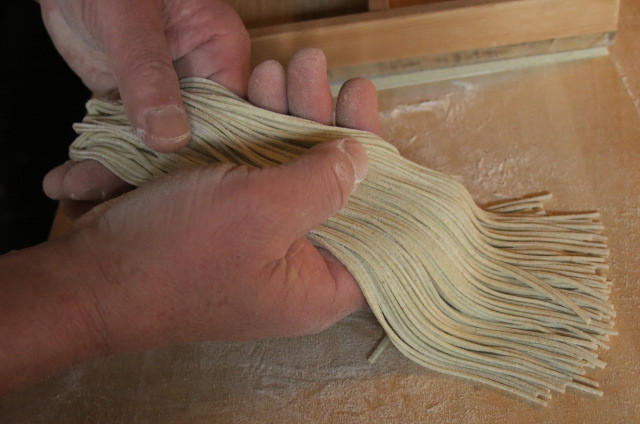 そば打ち体験できます。打ちたては香り・味ともに最高です！