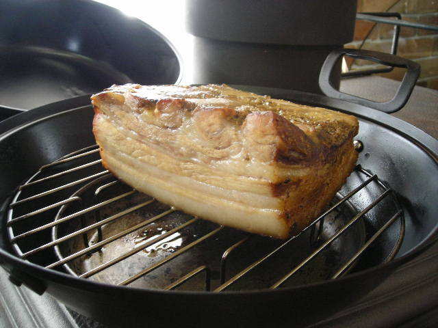 ベーコンやスモークサーモンなどの燻製料理を料理体験コースでお教えしています。